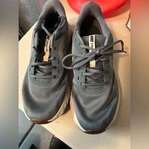 Men Nike revolution 5  Grey Running Shoes size 10 W
